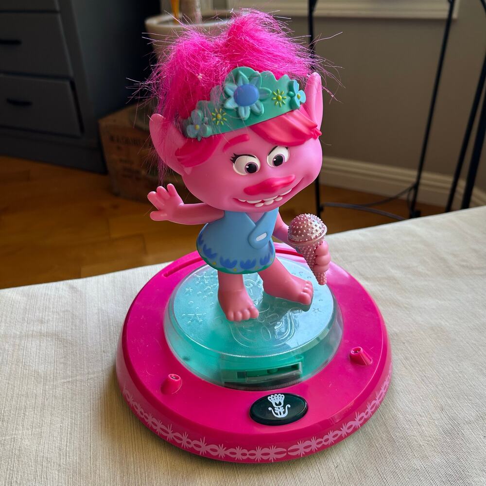 2020 Peachtree playthings trolls poppy singing lights up piggy change bank
